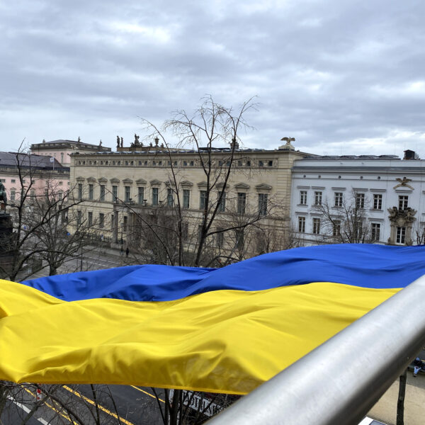 Flagge zeigen: Die SPK solidarisiert sich mit der Ukraine © SBB PK / Sandra Caspers