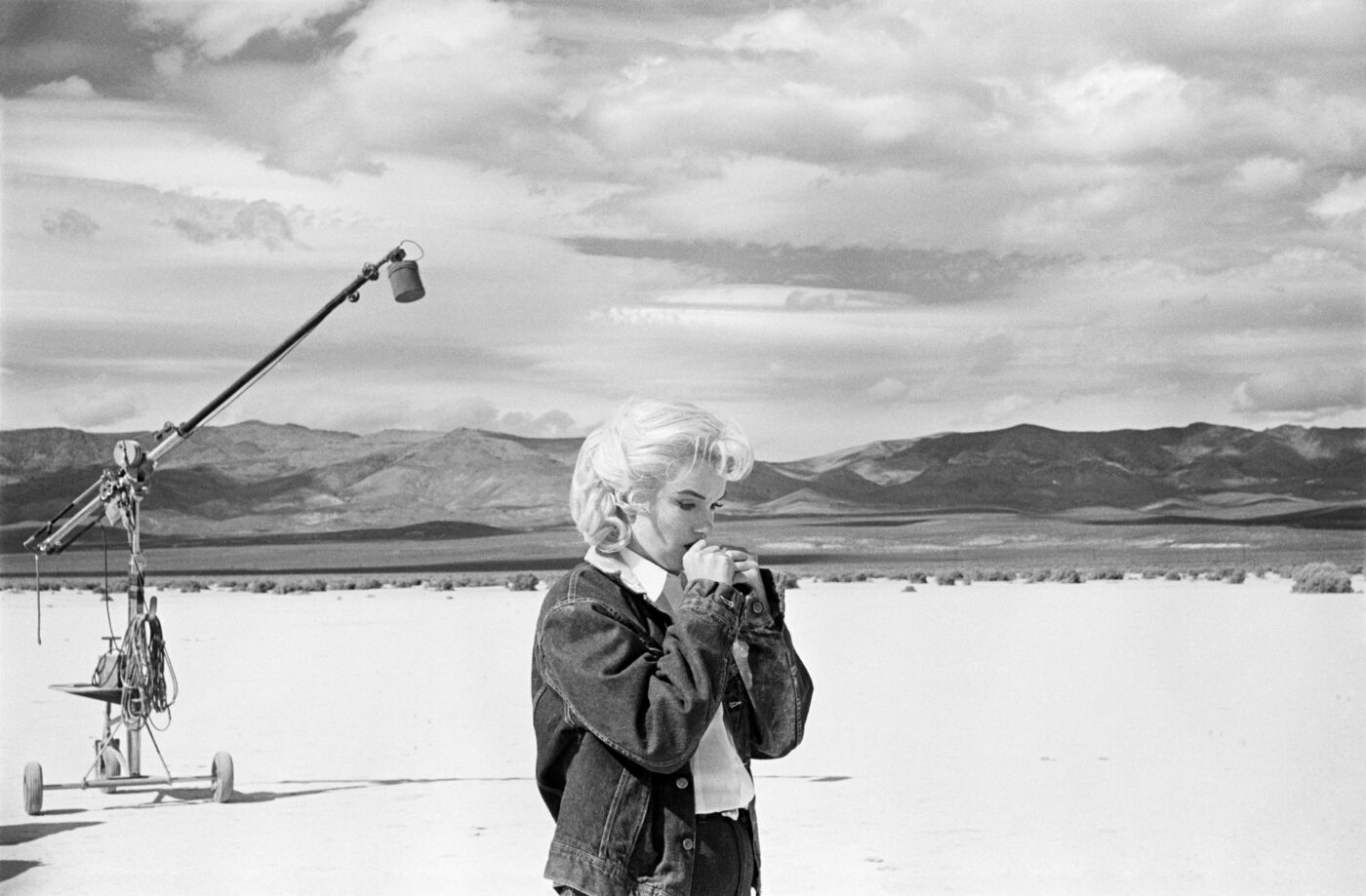 Eve Arnold, Marilyn Monroe going over her lines for a difficult scene she is about to play with Clarke Gable in the film „The Misfits“, Reno, Nevada, 1960, © Eve Arnold/Magnum Photos