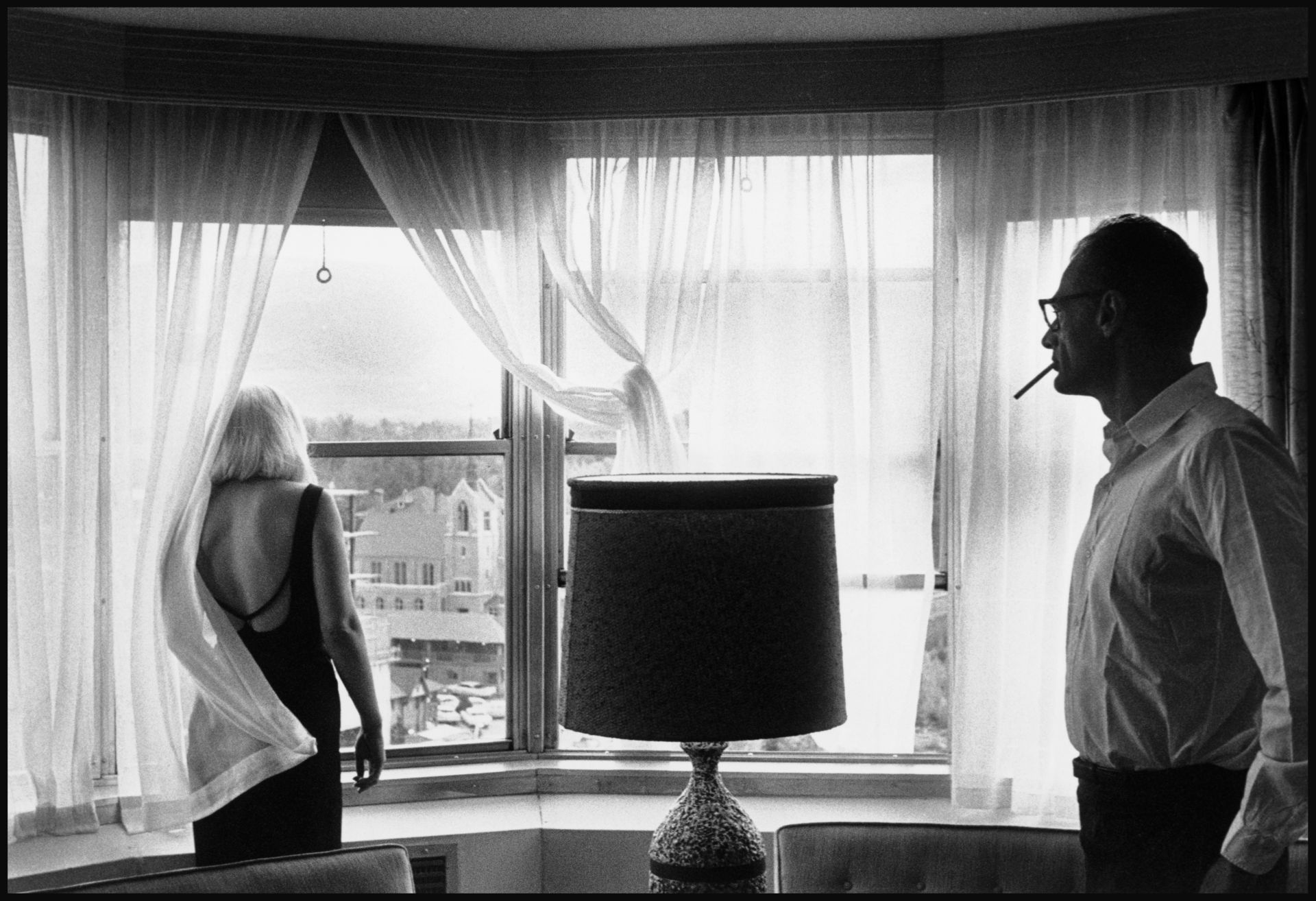Inge Morath, Marilyn Monroe and Arthur Miller in their hotel room after a day of shooting „The Misfits“, Reno, Nevada, 1960, © Inge Morath/Magnum Photos