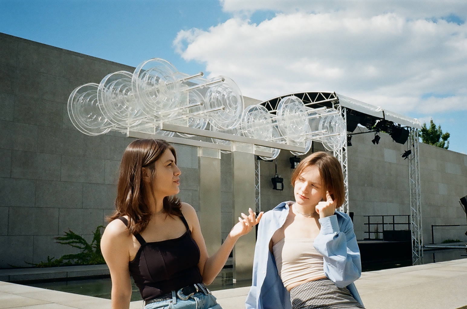 Valeria Schiller (links) und Liuba Dyvak in der Neuen Nationalgalerie © Ewan Weddell
