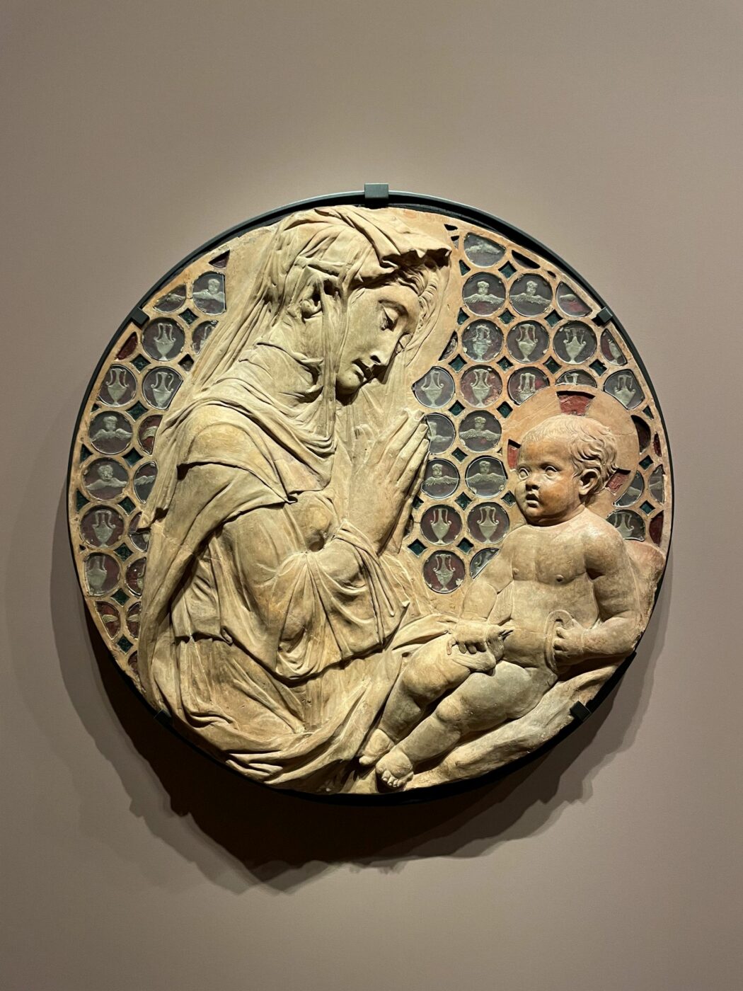 Donatello und Werkstatt, Maria mit Kind (Piot-Madonna), um 1440, Terrakotta, ehemals vergoldet, Wachs und Glas, Musée du Louvre, © Staatliche Museen zu Berlin, Gemäldegalerie