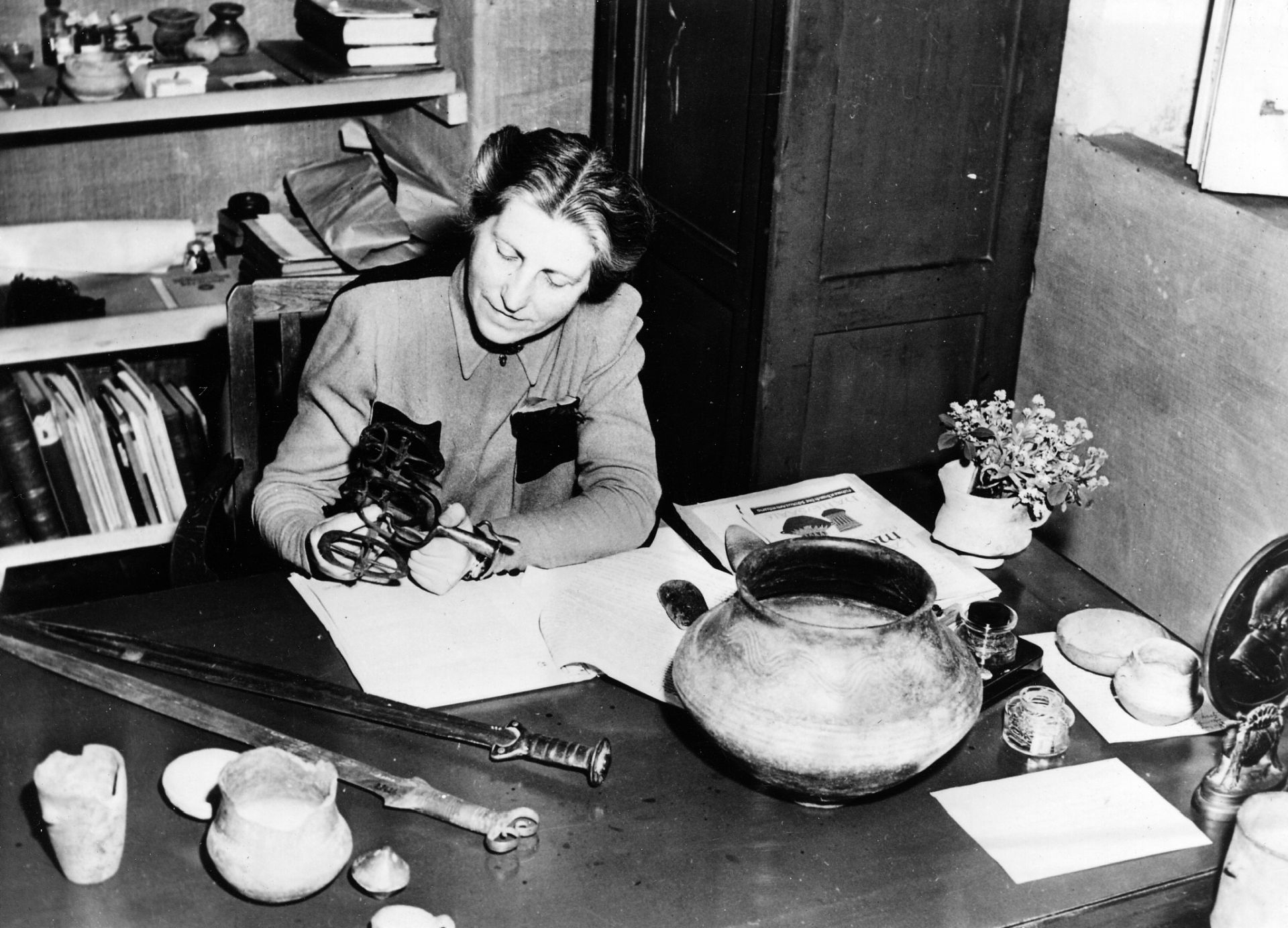 Gertrud Dorka an ihrem Schreibtisch im Souterrain der Ruine des ehemaligen Völkerkundemuseums© Staatliche Museen zu Berlin, Museum für Vor- und Frühgeschichte