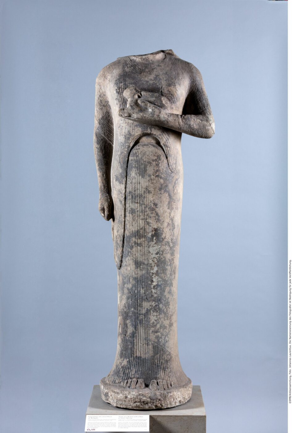 Archaische Frauenstatue (Kore), geweiht von Cheramyes © Staatliche Museen zu Berlin, Antikensammlung / Johannes Laurentius