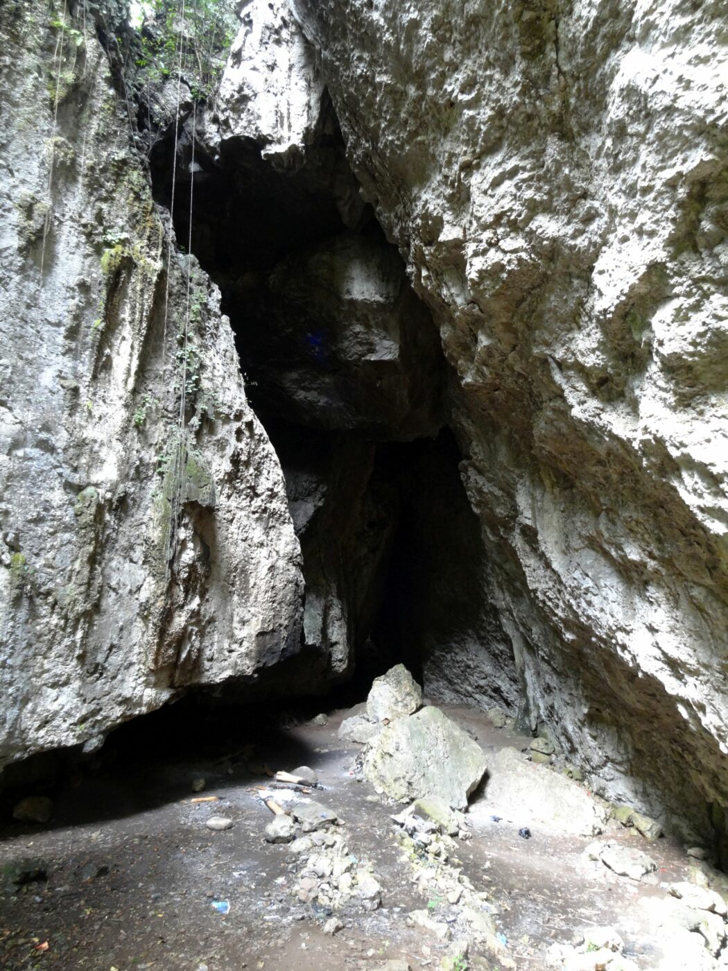 Eingang zur Höhle III von Quen Santo, Foto U. Wölfel