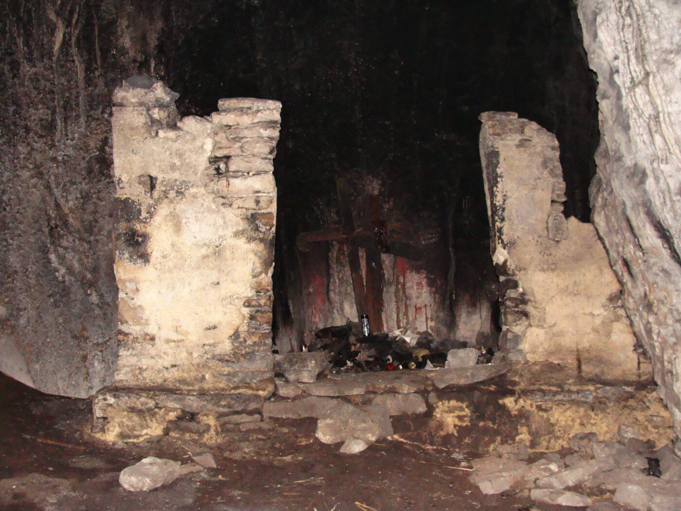 Gebäude im Innern der Höhle III von Quen Santo, Foto U. Wölfel