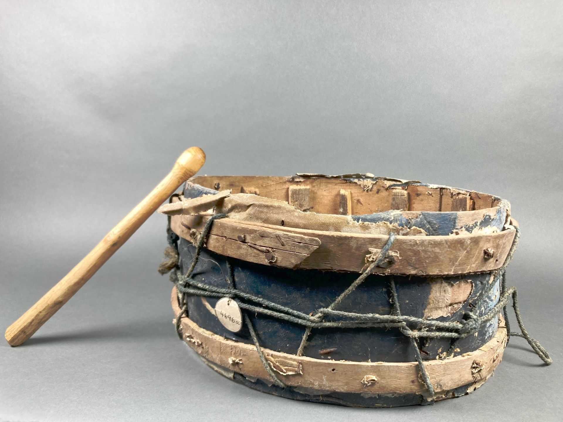Musikinstrumente, die in Ostbulgarien im Rahmen der thrakischen Feuertanzzeremonie, dem sog. „Nestinarstvo“, gesammelt wurden. Mit Fotografien illustrierte Küppers viele der von ihm erworbenen Objekte.