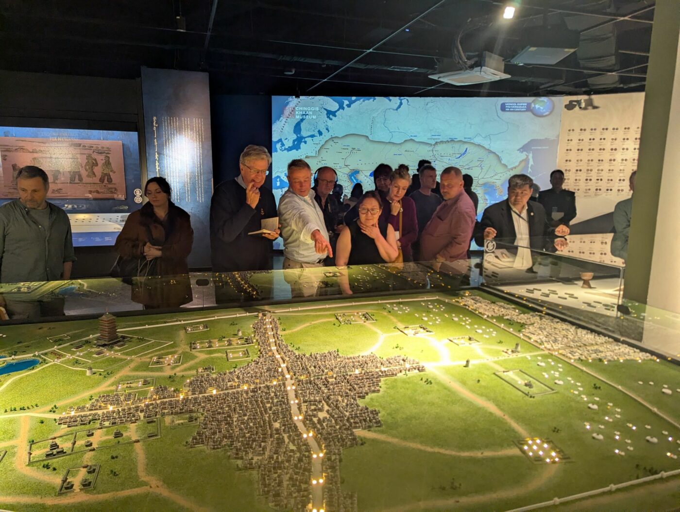 Matthias Wemhoff (Vierter von links) und Chuluun Sampildondov, Direktor des Chinggis Khaan National Museum (ganz rechts), erläutern ein Stadtmodell von Karakorum © Staatliche Museen zu Berlin, Timo Weißberg