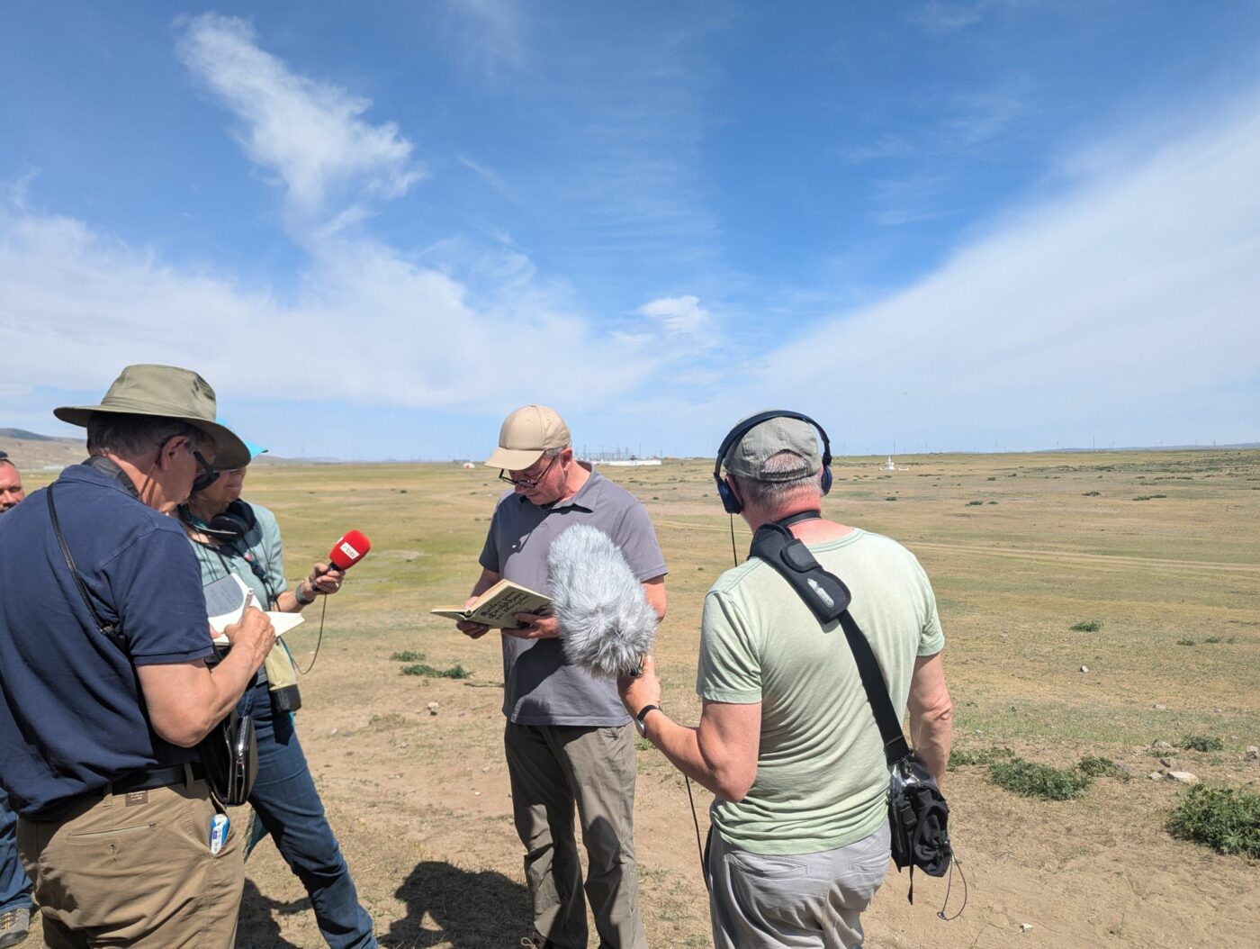 Unterwegs auf dem Areal der ehemaligen Hauptstadt des mongolischen Weltreichs, Karakorum, zitiert Matthias Wemhoff aus dem Reisebericht Wilhelm von Rubruks © Staatliche Museen zu Berlin, Timo Weißberg