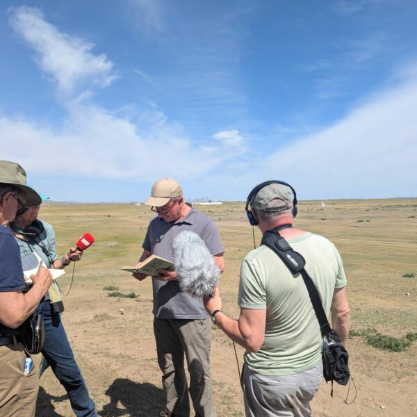 Unterwegs auf dem Areal der ehemaligen Hauptstadt des mongolischen Weltreichs, Karakorum, zitiert Matthias Wemhoff aus dem Reisebericht Wilhelm von Rubruks © Staatliche Museen zu Berlin, Timo Weißberg