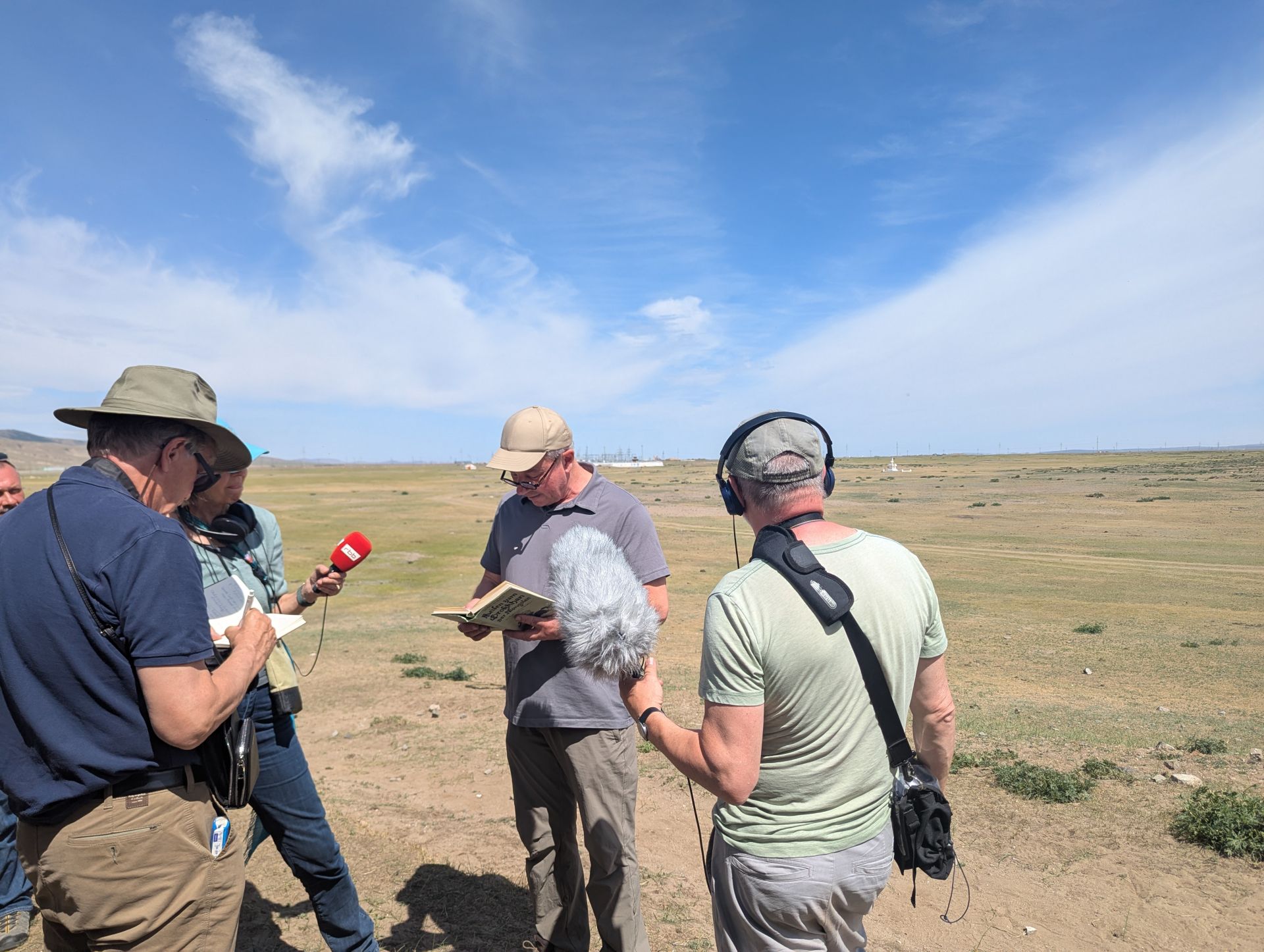 Unterwegs auf dem Areal der ehemaligen Hauptstadt des mongolischen Weltreichs, Karakorum, zitiert Matthias Wemhoff aus dem Reisebericht Wilhelm von Rubruks © Staatliche Museen zu Berlin, Timo Weißberg