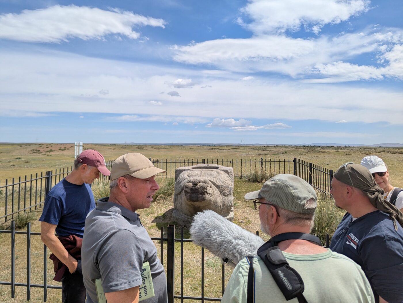 Matthias Wemhoff im Interview vor der Granitskulptur einer Schildkröte auf dem ehemaligen Stadtareal von Karakorum © Staatliche Museen zu Berlin, Timo Weißberg