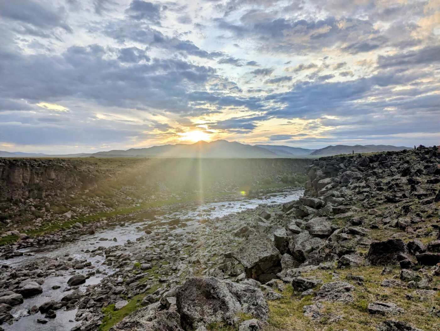 Sonnenuntergang über dem oberen Orchontal, wo der Fluss einen tiefen Canyon in die Landschaft gefressen hat © Staatliche Museen zu Berlin, Timo Weißberg