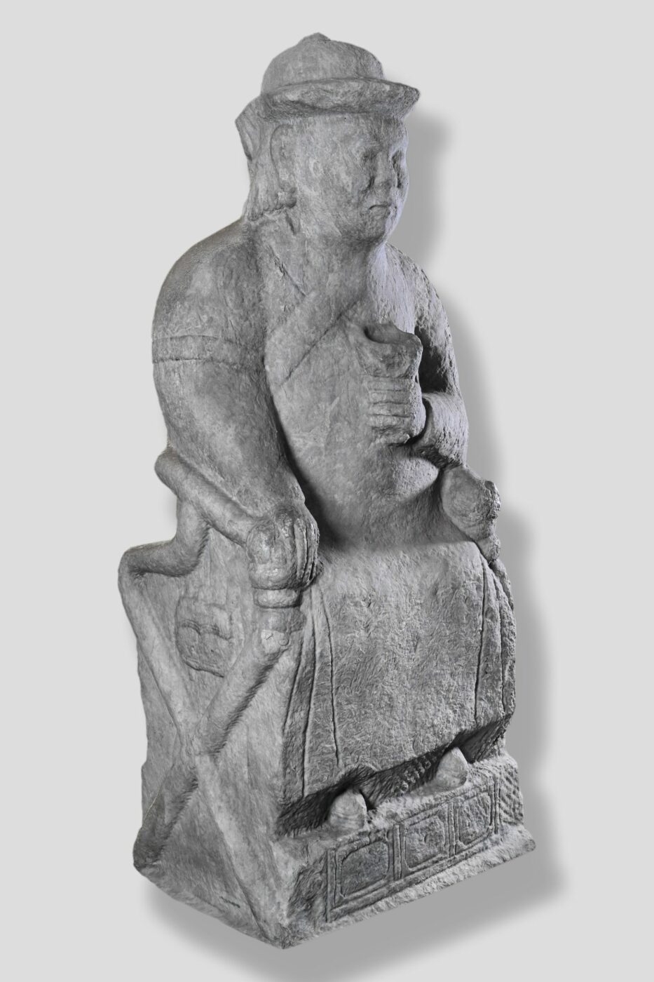 Steinstatue eines mongolischen Würdenträgers von Shonkh Tavan Tolgoi des Gräberfeldes Tavan Tolgoi, 13.-14. Jahrhundert © Chinggis Khaan National Museum, Ulaanbaatar, Mongolei / Foto: Uuganbaatar Otgonbaatar