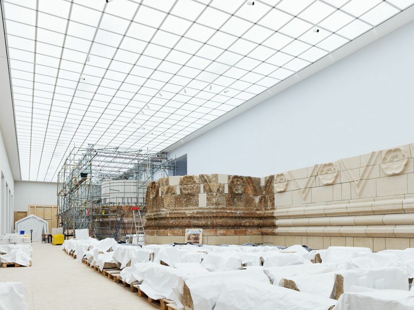 Aufbau der Mschatta-Fassade, Museum für Islamische Kunst © Alexander Schippel